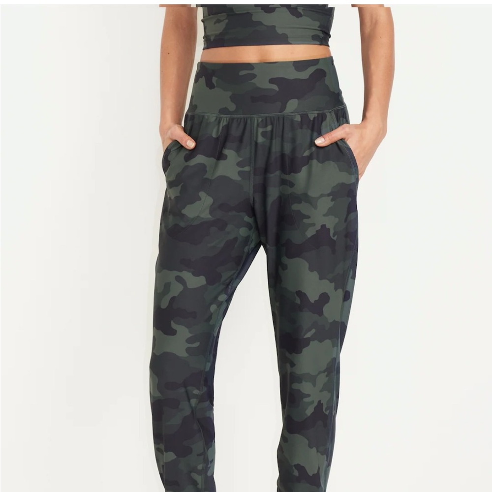 Camo High-Waisted Joggers size small petite. New without tags. Never worn.